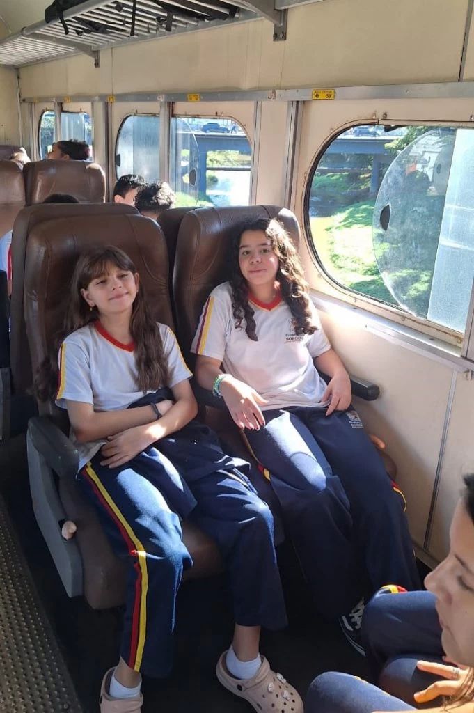 Grupo de estudantes da E.M. “Matheus Maylasky” realiza passeio de trem na data comemorativa do Dia do Ferroviário