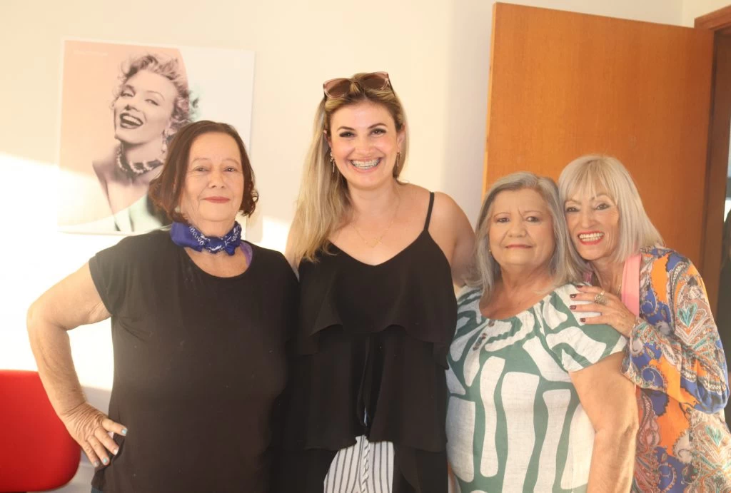 Secretaria da Mulher realiza nova ação do “Dia de Beleza” no Clube do Idoso com foco no Agosto Lilás