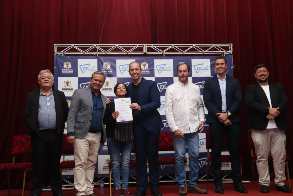 Prefeitura de Sorocaba entrega Termos de Autorização de Uso para mais 350 vendedores ambulantes