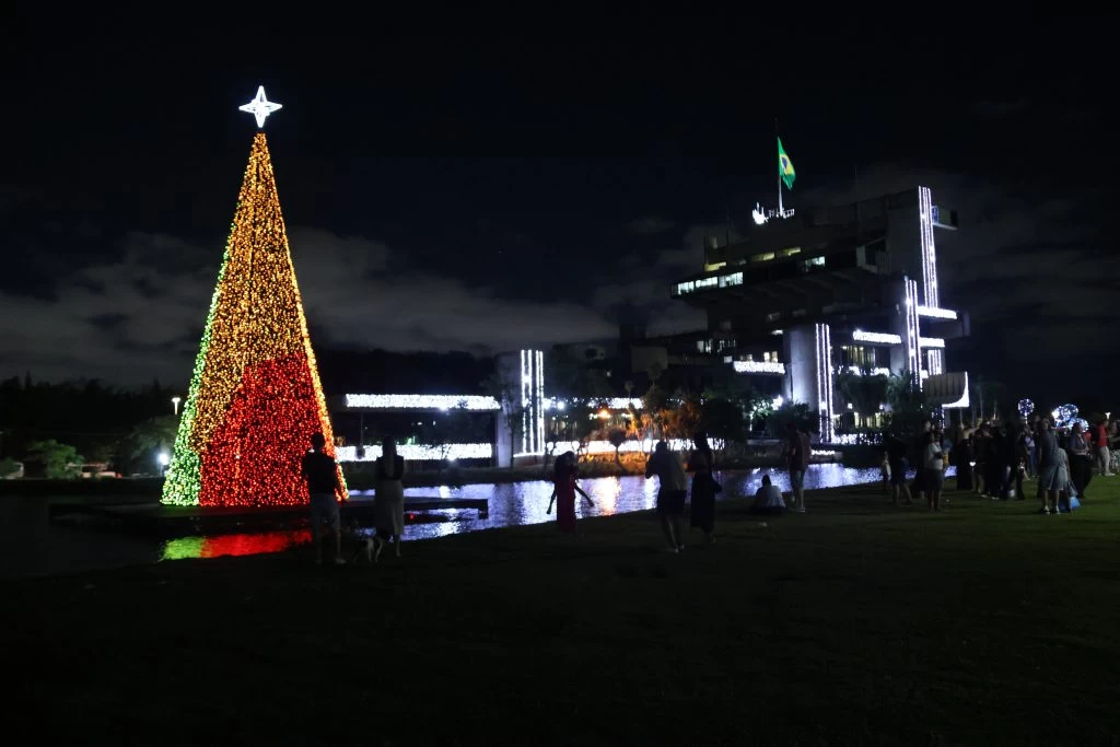 Abertura do “Natal Iluminado 2025” no Paço Municipal reúne mais de 5 mil pessoas