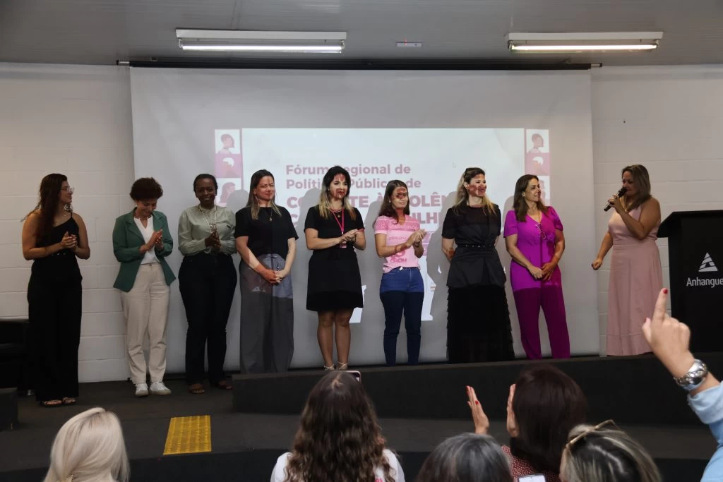 Profissionais que atuam na rede de proteção às mulheres vítimas de violência participaram de Fórum Regional nesta quarta-feira (10)