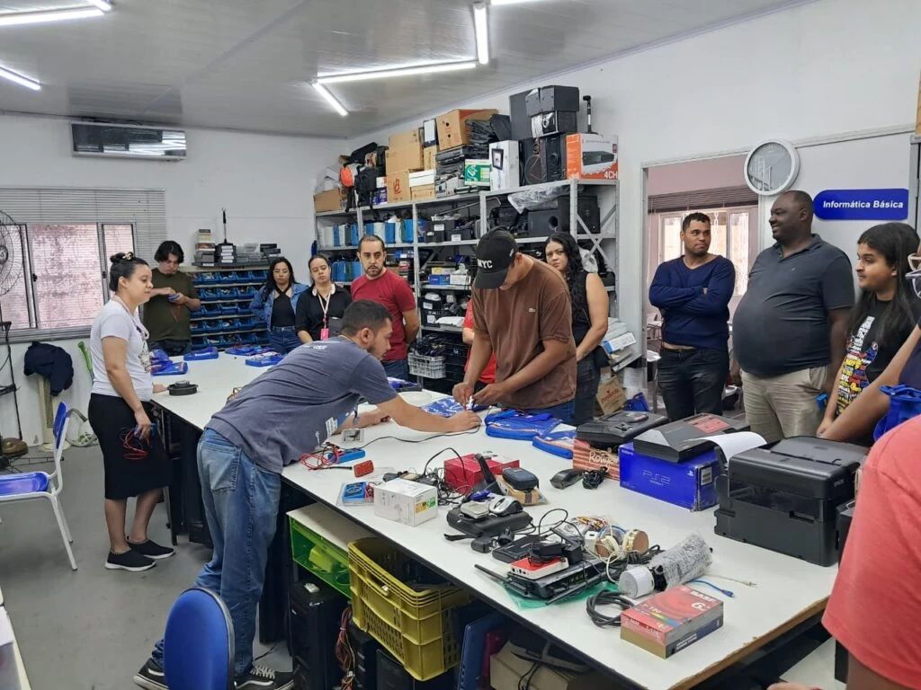 Curso de manutenção de smartphones promove aula prática no Metareciclagem