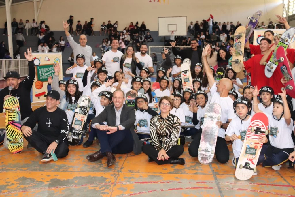 Dia Mundial do Skate é comemorado com apresentação de alunos do projeto “Eu Pratico Esporte Educacional Escolar” na E.M. “Matheus Maylasky”