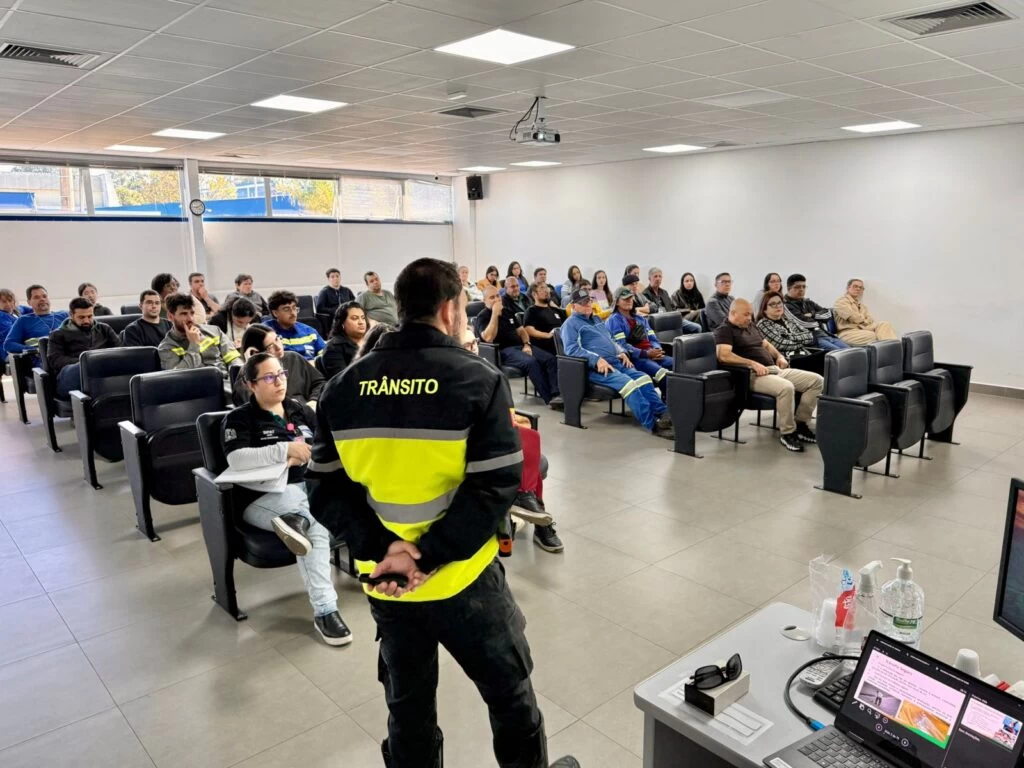 Servidores do Saae/Sorocaba têm palestra de educação no trânsito como parte do ‘Maio Amarelo’