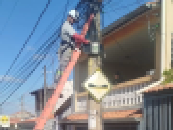 Mutirão de reordenação de fios regulariza 402 postes no mês de julho