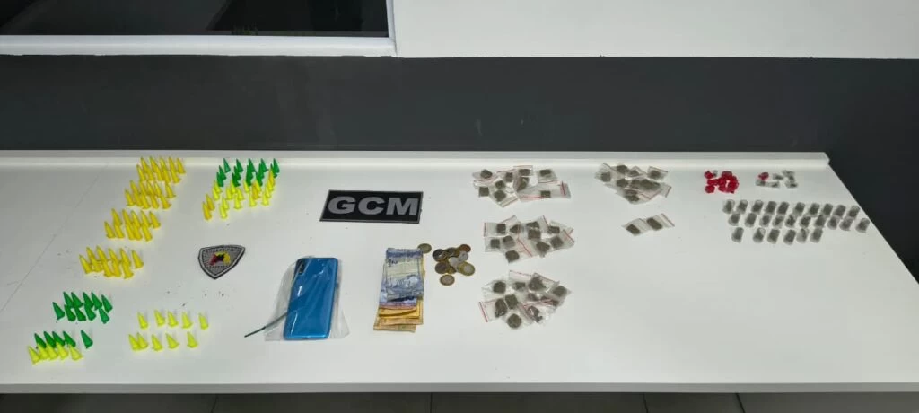 GCM apreende 187 porções de drogas e conduz suspeito por tráfico no Jardim Alegria