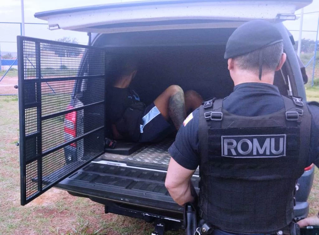 GCM flagra rapaz vendendo drogas no Jardim dos Pássaros