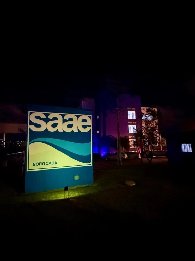 Saae/Sorocaba exibe iluminação especial em alusão ao Maio Amarelo