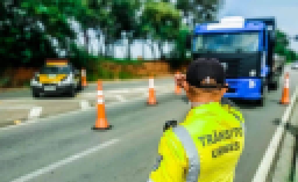 Av. Ipanema tem trecho com tráfego interrompido para trabalho da Polícia Civil nesta quinta-feira (18)