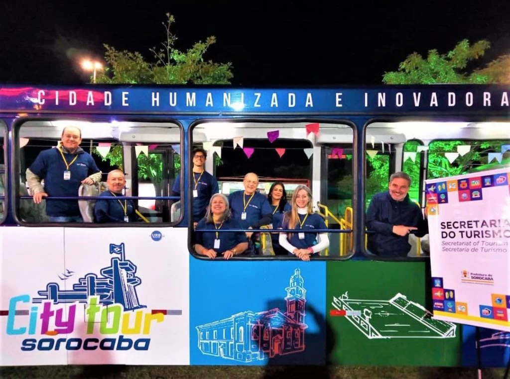 Ônibus do City Tour é exibido na Festa Julina de Sorocaba e oferece informações aos munícipes