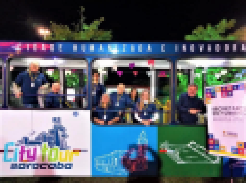 Ônibus do City Tour é exibido na Festa Julina de Sorocaba e oferece informações aos munícipes