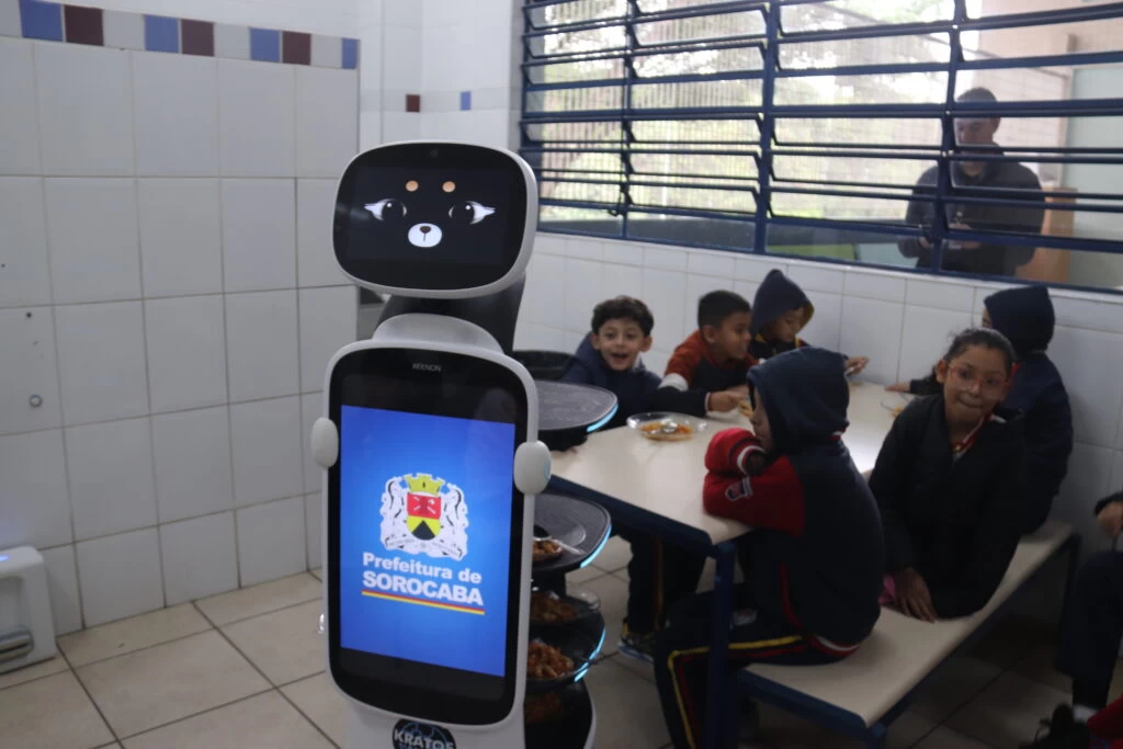 Robô garçom começou a participar da alimentação escolar nesta segunda-feira (11)