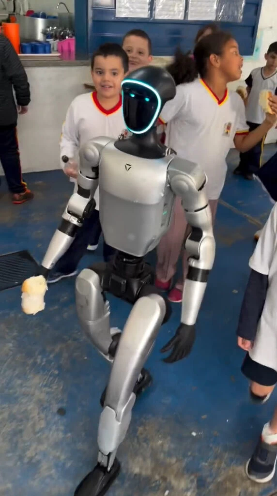 Alunos da rede municipal de Sorocaba recebem pão com creme de avelã e visita de robô humanoide