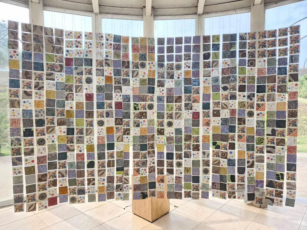Obras de cerâmica de artistas paulistas estão expostas no Jardim Botânico de Sorocaba