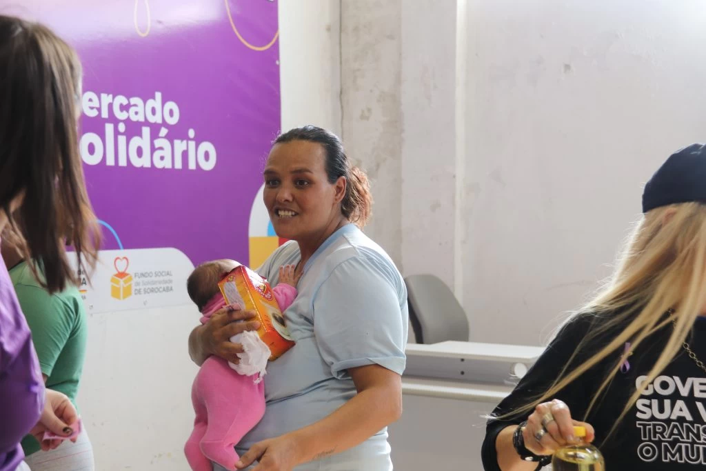 Secretaria da Mulher inicia ação mensal do “Mercado Solidário” com entrega de alimentos para famílias em vulnerabilidade social