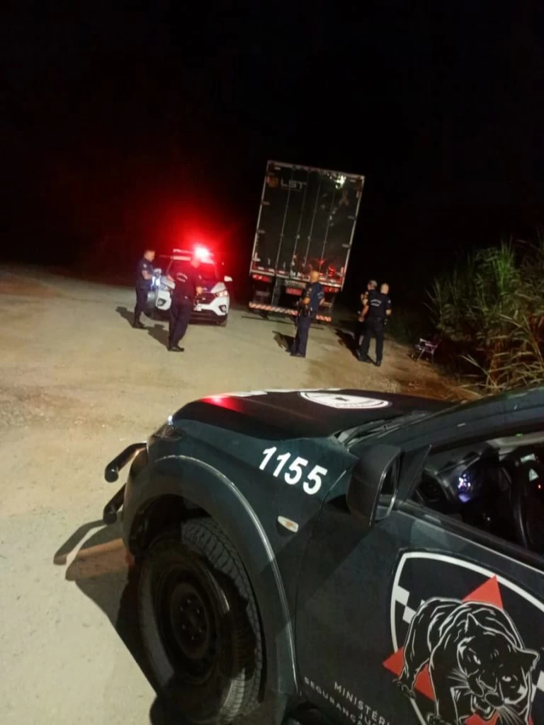 GCM localiza carreta abandonada com sinais de arrombamento na madrugada