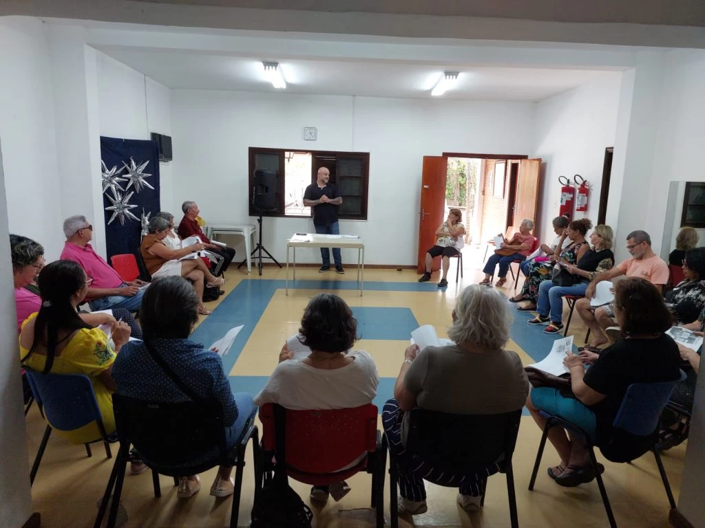 Chácara do Idoso promove palestra para prevenir e orientar os frequentadores contra golpes e fraudes no comércio