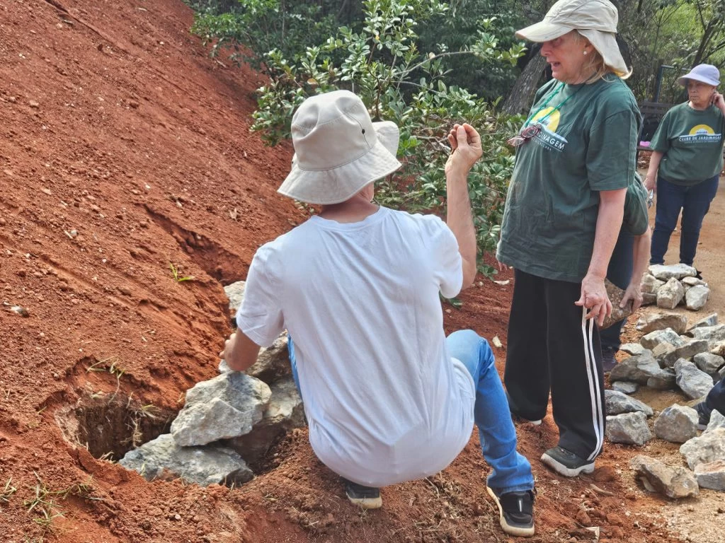 Clube de Jardinagem do Jardim Botânico de Sorocaba aprende técnica de cultivo em talude
