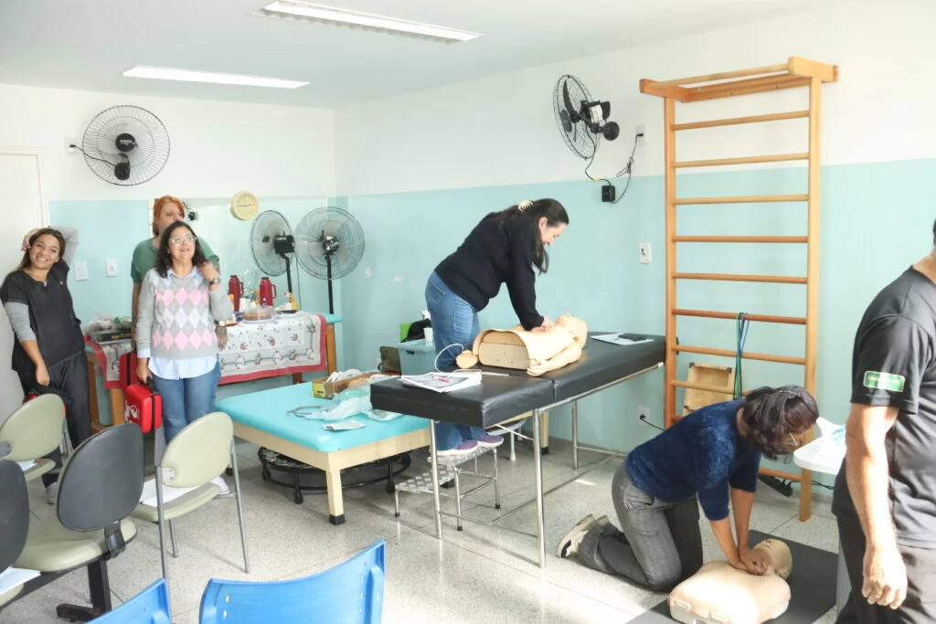 Profissionais da Policlínica recebem treinamento de Suporte Básico de Vida em celebração ao Mês da Enfermagem