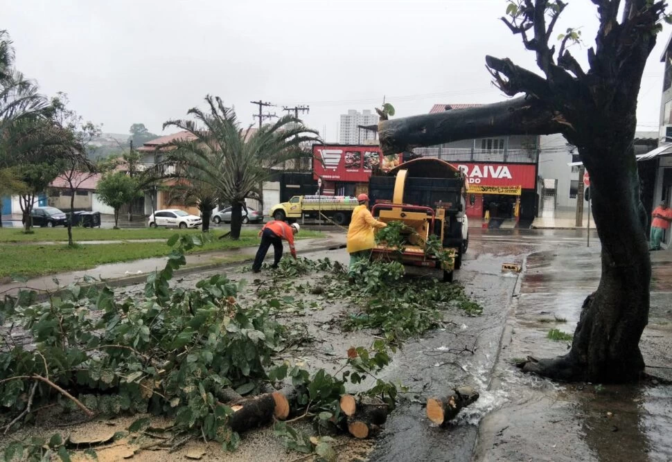 Equipes da Prefeitura de Sorocaba trabalham na limpeza e liberação de vias