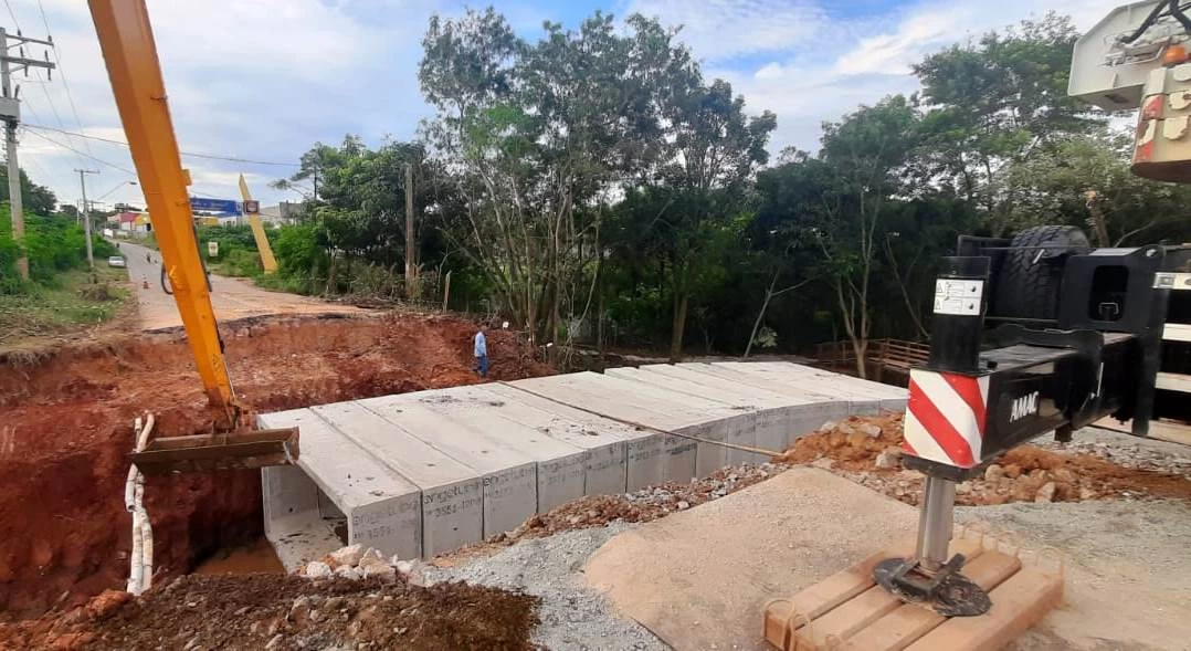 Prefeitura de Sorocaba e Saae avançam em obra na estrada vicinal Sorocaba/Iperó com instalação de aduelas