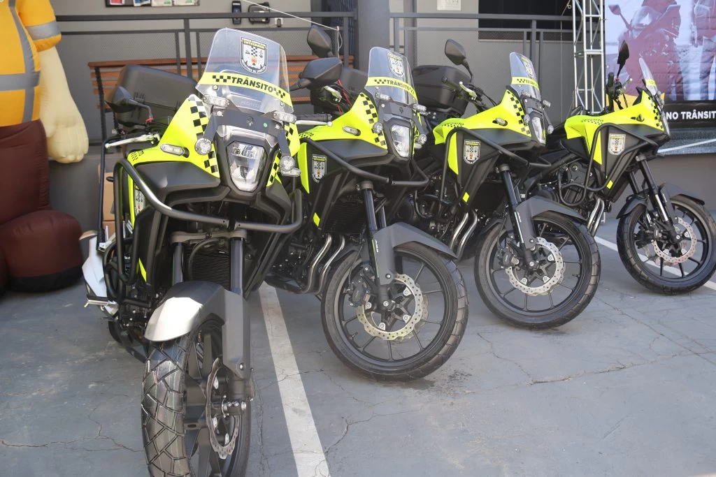 Prefeitura entrega motos e equipamentos para agentes de trânsito da Semob
