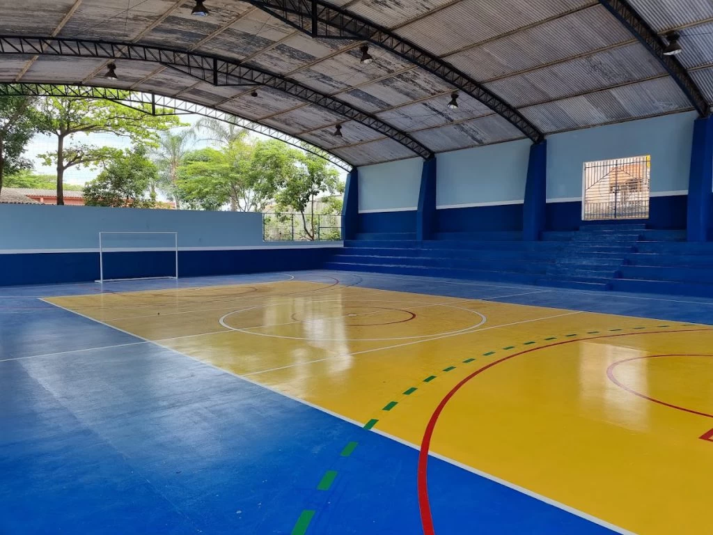 Escola da rede municipal de ensino de Sorocaba realiza reforma da quadra esportiva e revitalização estrutural com recursos do Fundo Rotativo
