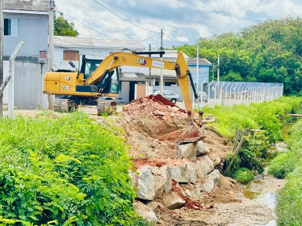 Saae/Sorocaba realiza manutenção de córrego no bairro Barcelona