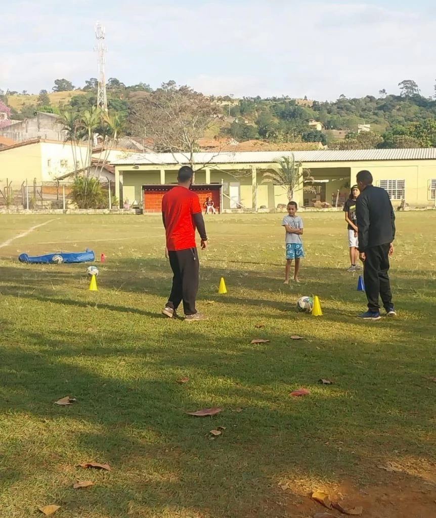 Aulas gratuitas de futebol já tiveram início no Centro Esportivo de Brigadeiro Tobias