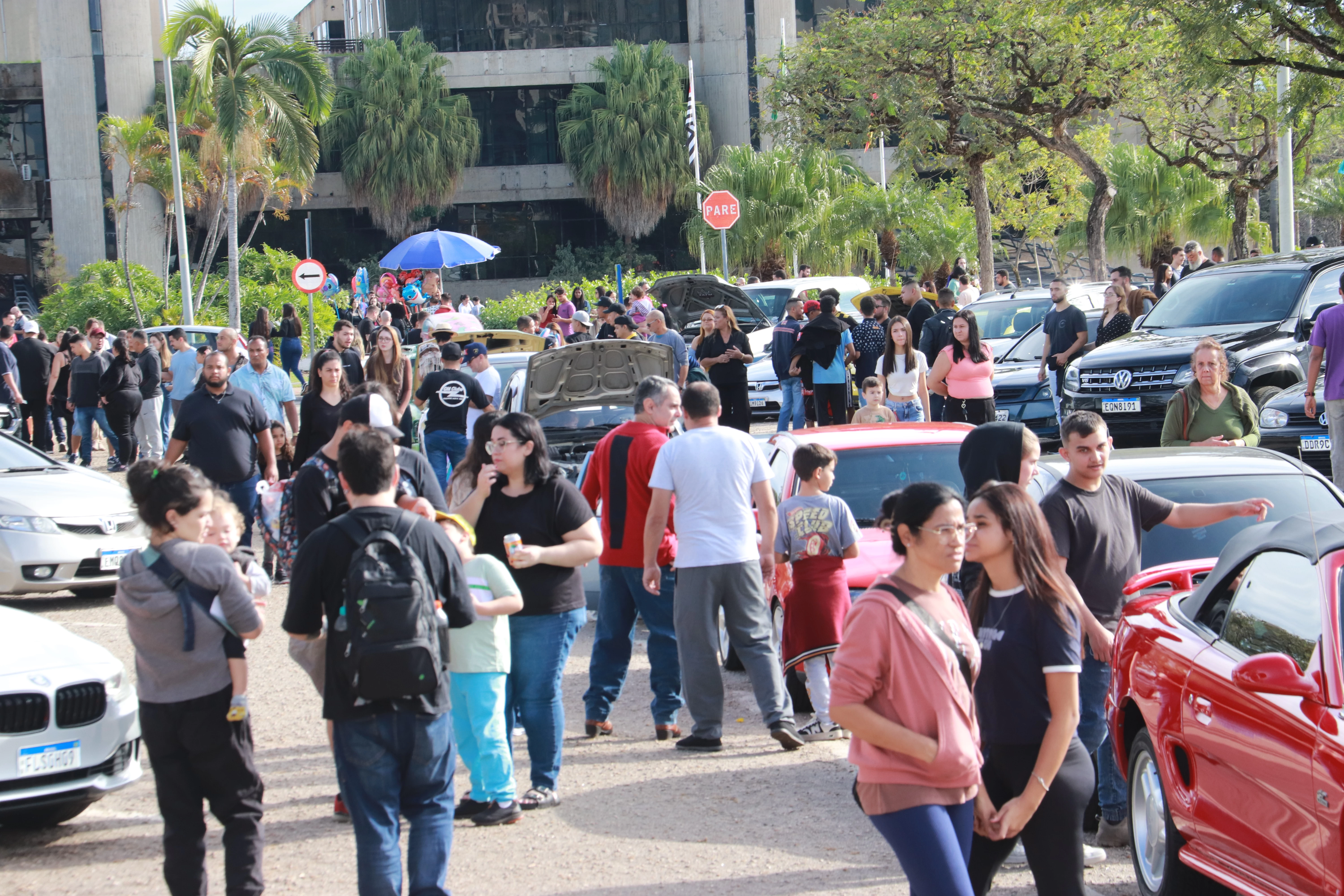 ‘Megaexposição de Carros’ atrai grande público para o Paço Municipal neste domingo (8)