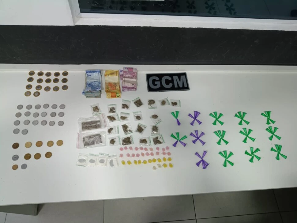 GCM de Sorocaba detém homem com 127 porções de drogas no Jardim Santa Cecília