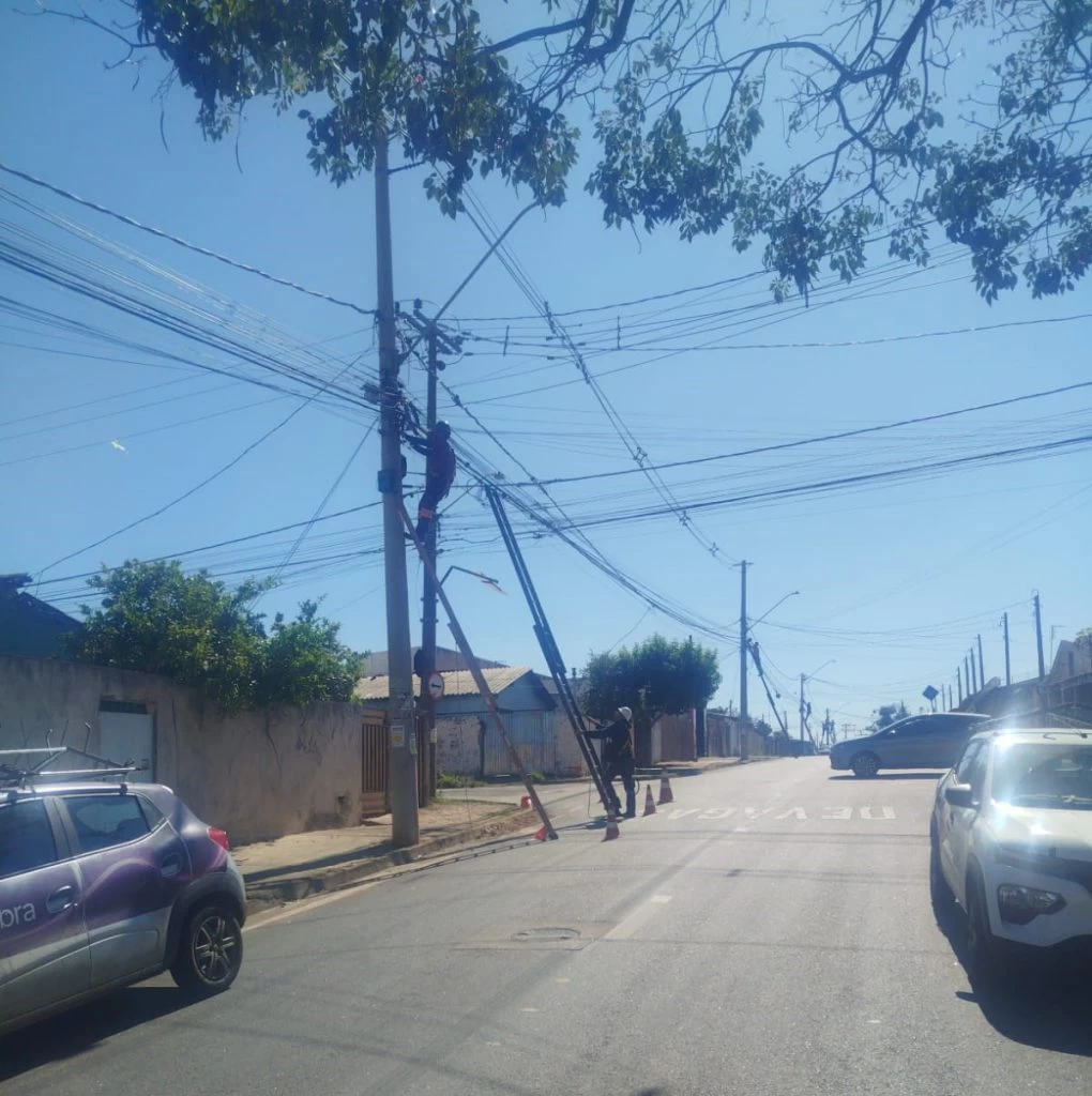 Mutirão de reordenação de fios em postes é realizado na Vila Elza nesta quinta-feira (14)