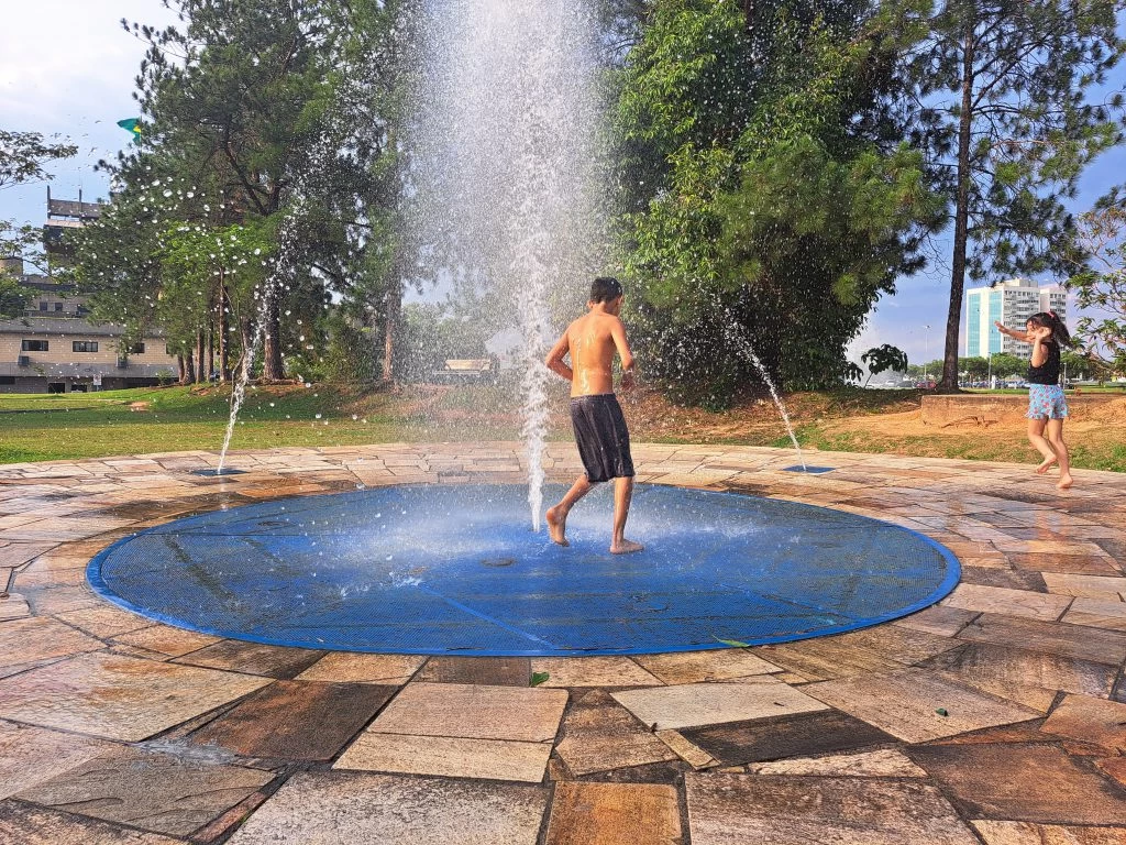 Fontes de água do Parque do Paço Municipal e do Parque dos Espanhóis são opções para crianças se refrescarem nos dias mais quentes em Sorocaba