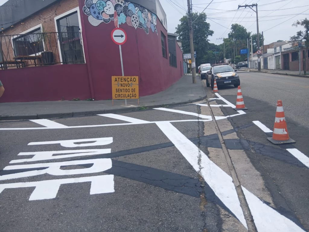 Prefeitura implanta sentido único de tráfego em rua no Jardim América