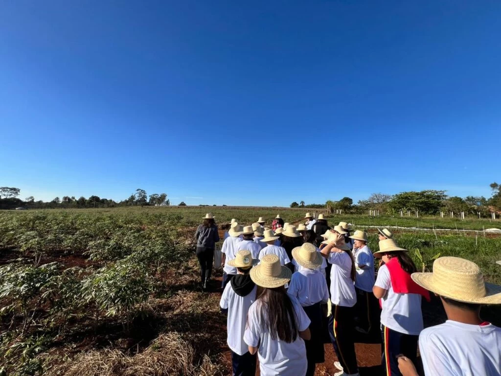 Projeto “Ana Maria Brócolis vai à roça” aproxima alunos do campo e dos alimentos que chegam à merenda escolar