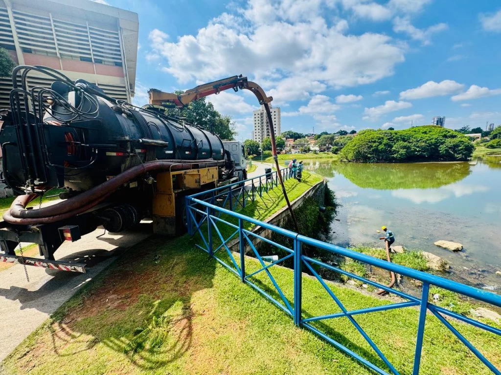 Força-tarefa do Saae/Sorocaba faz limpeza de bacia do Reservatório de Detenção de Cheias (RDC) da Água Vermelha