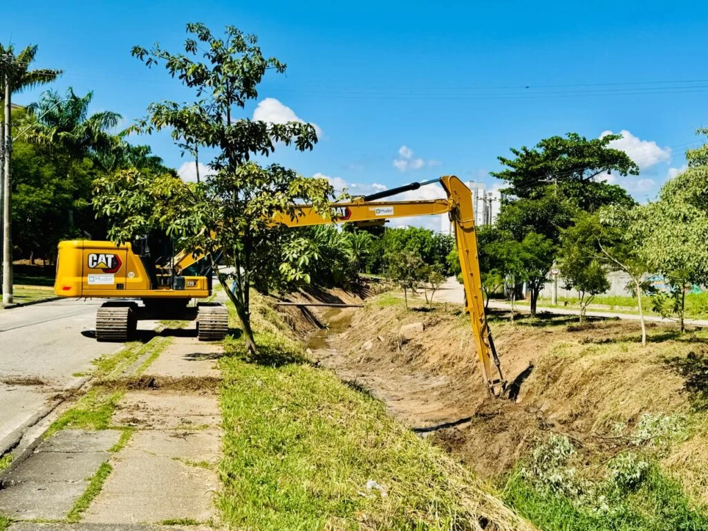 Saae/Sorocaba realiza limpeza e manutenção em córrego no Jd. Europa
