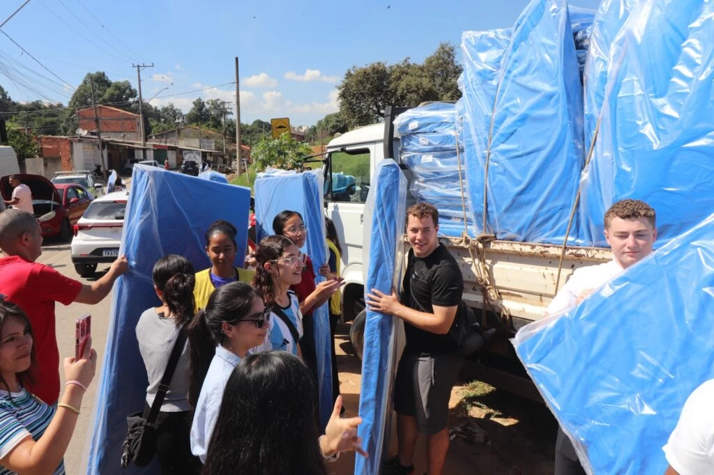 Prefeitura de Sorocaba entrega cerca de 100 colchões a moradores do Jardim Itapemirim e Jardim Marli