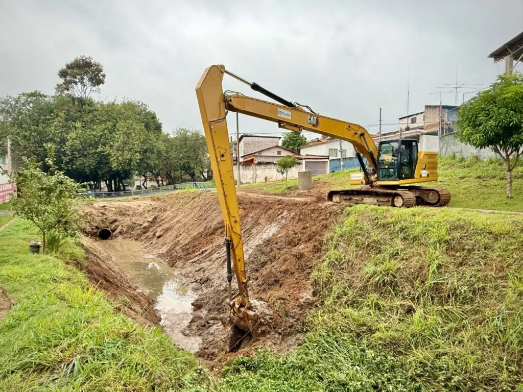 Saae/Sorocaba efetua limpeza e manutenção preventiva de córrego na Vila Jardini