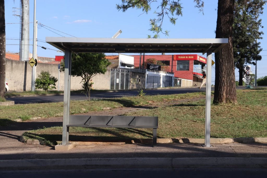 Mais um ponto de ônibus reformado! - Prefeitura Municipal de Mendes