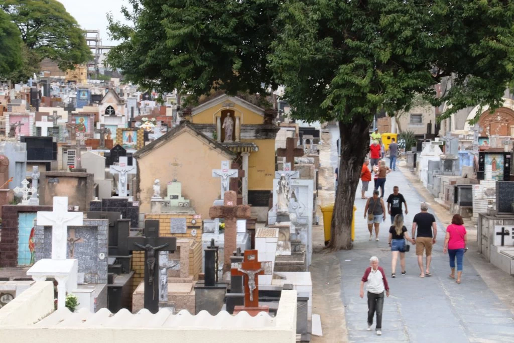 Dia de Finados leva 45 mil pessoas aos cemitérios públicos municipais de Sorocaba