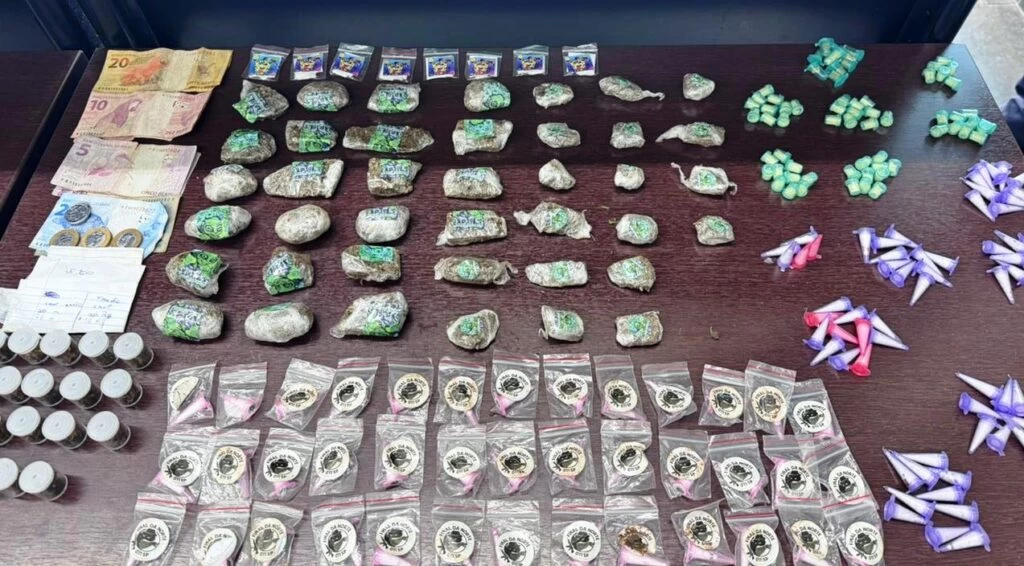 GCM apreende 256 porções de drogas com adolescente na Vila Carol