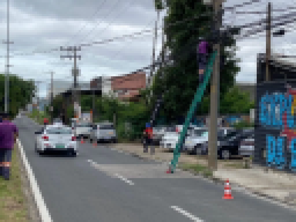 Mutirão de limpeza de postes é realizado na Avenida Engenheiro Carlos Reinaldo Mendes nesta quarta-feira (4)