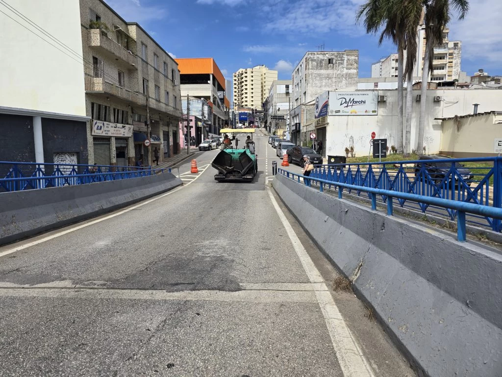 Máquinas operam no recapeamento do Viaduto Jânio Quadros até manhã desta quarta-feira (17)