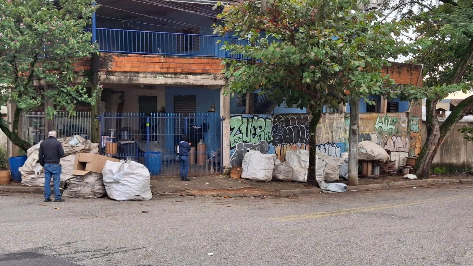 Operação Ferro-Velho interdita 3 estabelecimentos irregulares