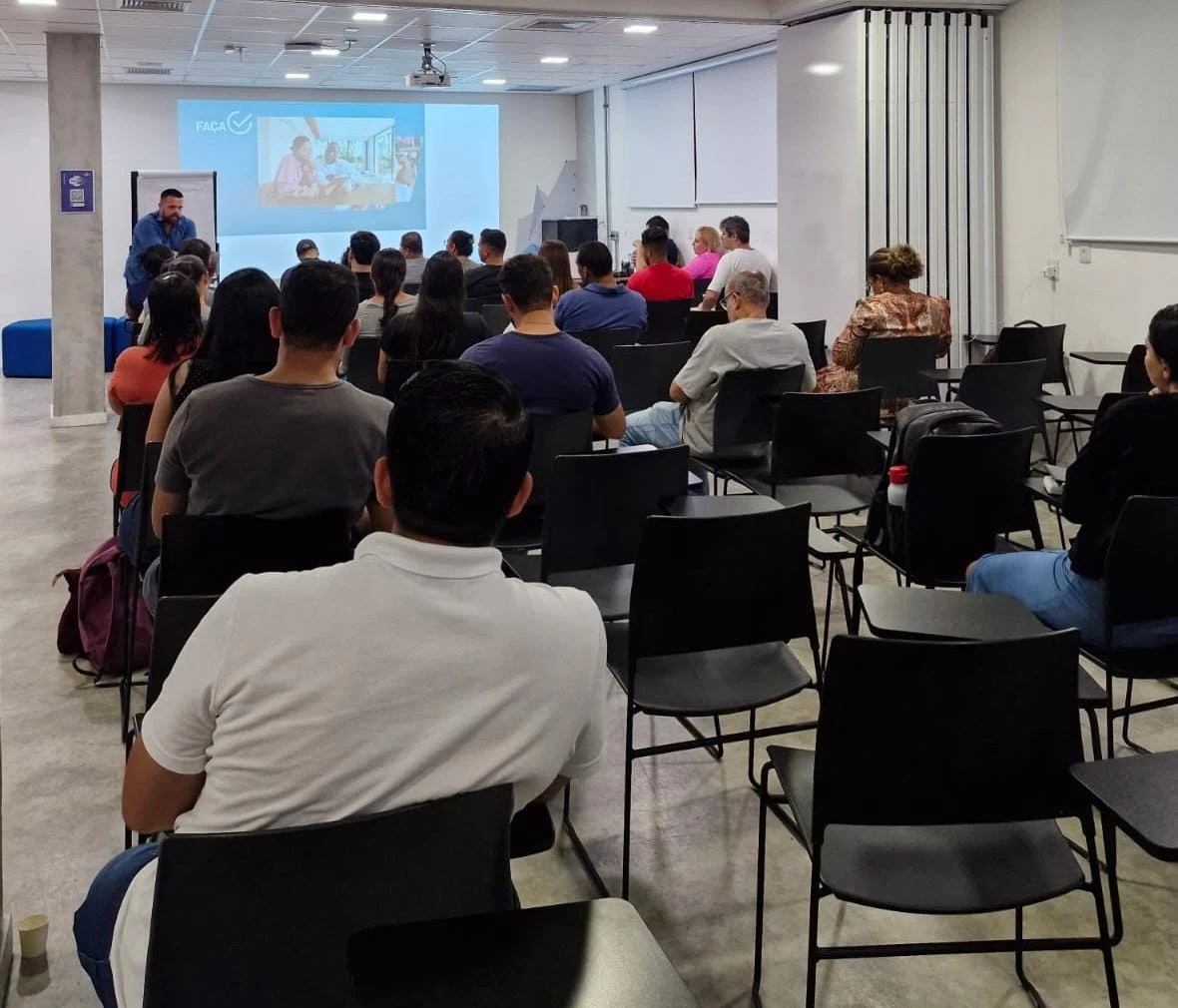 Prefeitura e Sebrae reúnem empreendedores para cursos gratuitos em marketing digital