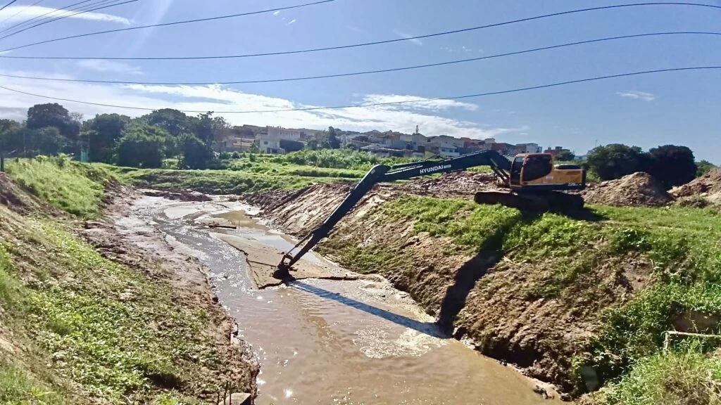 Saae/Sorocaba realiza manutenção preventiva no córrego Itanguá