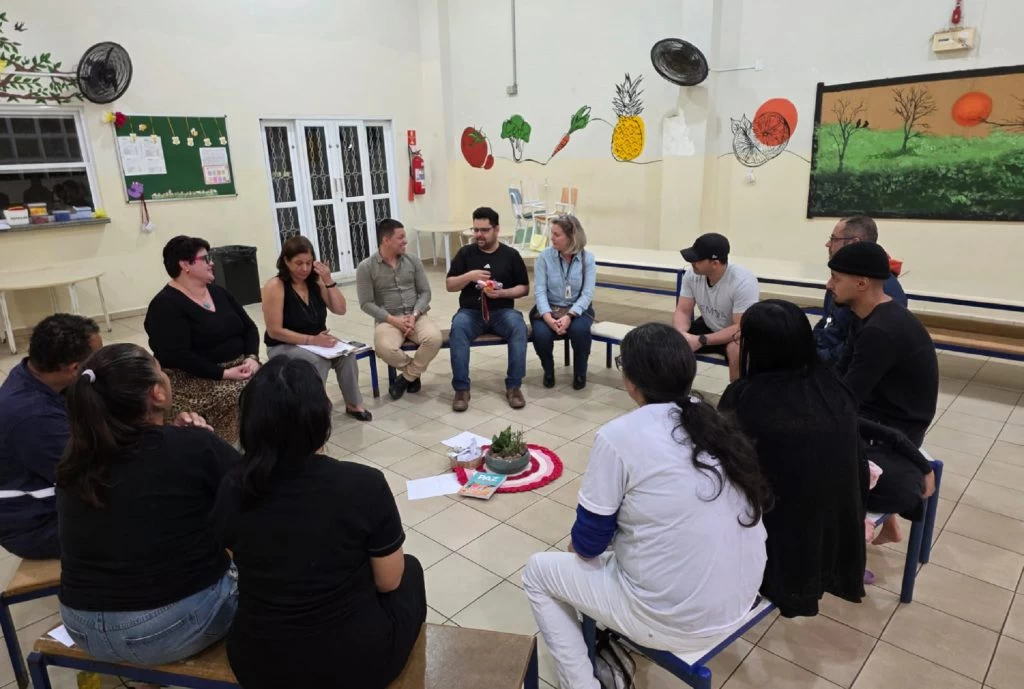 Escola da rede municipal de ensino convoca as famílias e promove ação de conscientização sobre a importância da frequência escolar