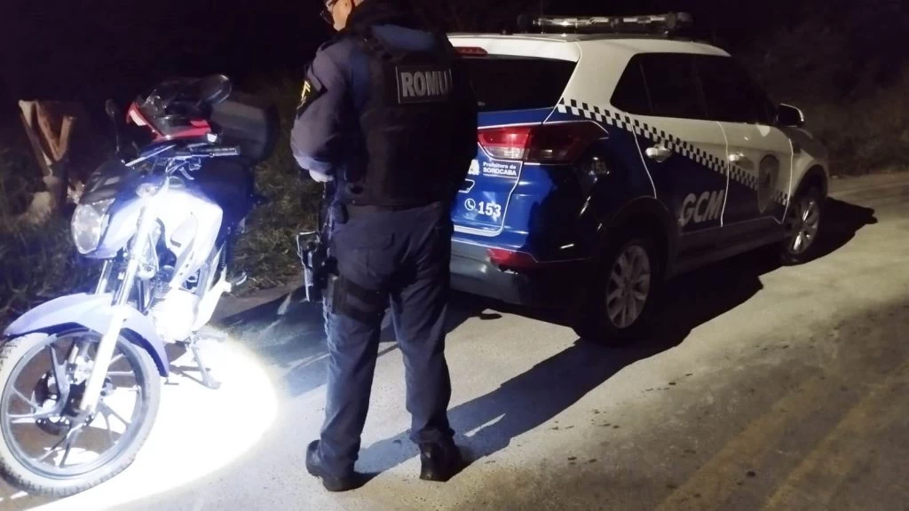 Motocicleta furtada é recuperada pela GCM em área de mata no Parque das Paineiras