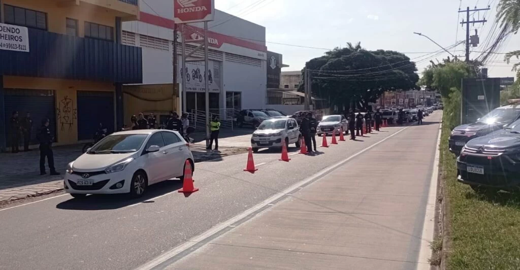 Operação de fiscalização de trânsito aborda 382 veículos na Zona Norte